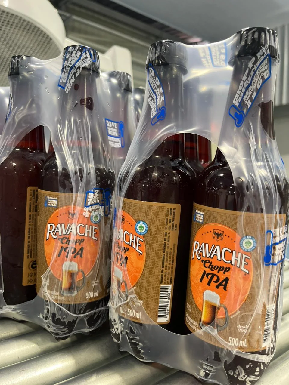 Fardos de Chopp IPA da Ravache saindo da linha de envase