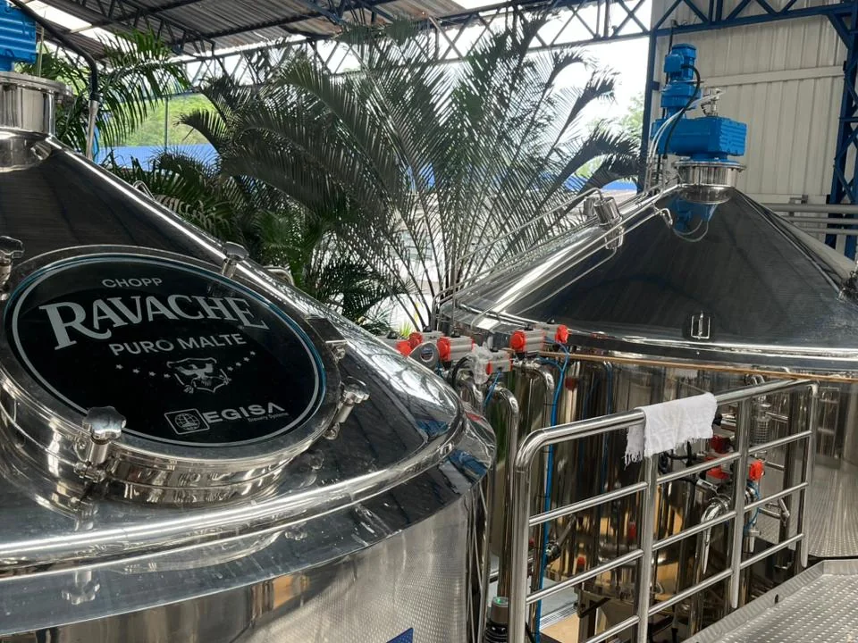 Medalhão «Ravache Puro Malte» gravado na tampa do tanque de brassagem