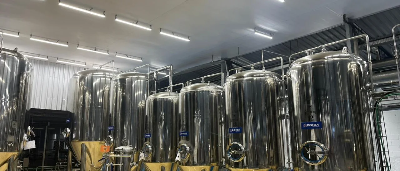 Corredor de fermentadores da Cervejaria Ravache em fuga de perspectiva