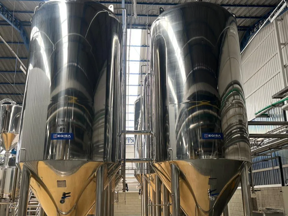 Fermentadores da Ravache vistos de baixo, na fábrica de Campo Grande
