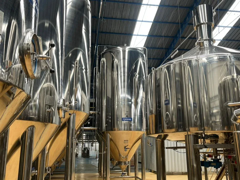 Detalhe do costado dos fermentadores: solda de inox, válvulas e registros
