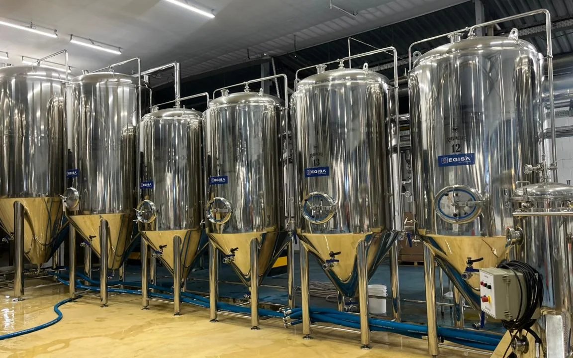 Fileira de cinco fermentadores de aço inox da Cervejaria Ravache
